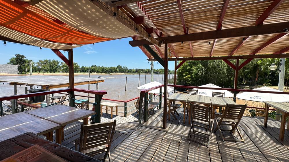 Deck sobre el río en Vita Delta, cabañas en el Delta del Paraná, Tigre
